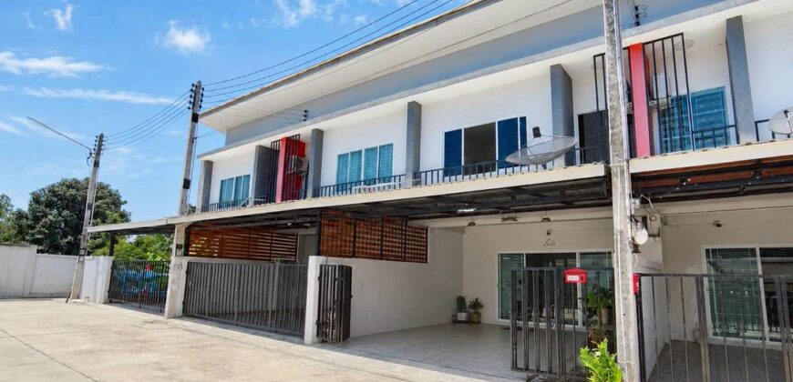 ขายด่วนทาวน์โฮมสองชั้นบ้านไอยรา พนัสนิคม ฟรีโอน พร้อมเข้าอยู่