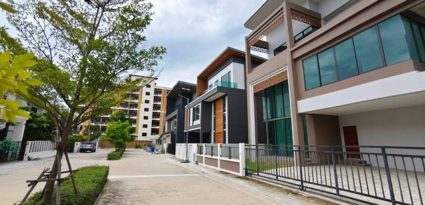 ขายทาวน์โฮม Modern Luxury 3 ชั้น ใจกลางเมืองชลบุรี มือ 1 หลังสุดท้าย