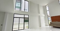 ขายทาวน์โฮม Modern Luxury 3 ชั้น ใจกลางเมืองชลบุรี มือ 1 หลังสุดท้าย